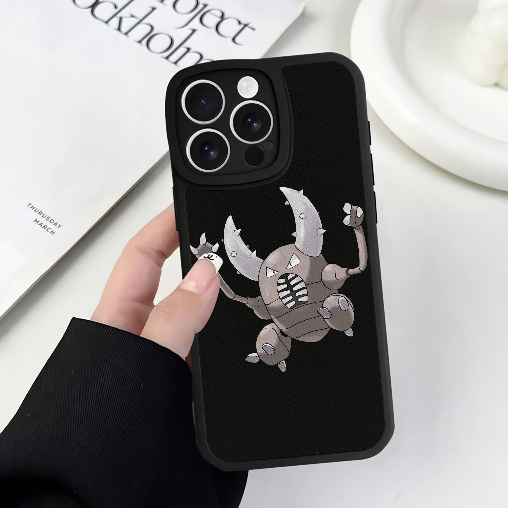（画像用） ポケットモンスター Pokémon 【iPhone 16シリーズ対応】シリコンスマホケース（レザー調） 材質：シリコン